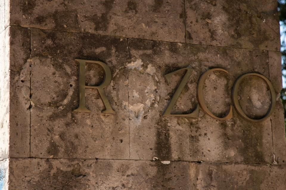 El nombre de 'Orozco' está descuidado y algunas letras no se encuentran donde corresponden.