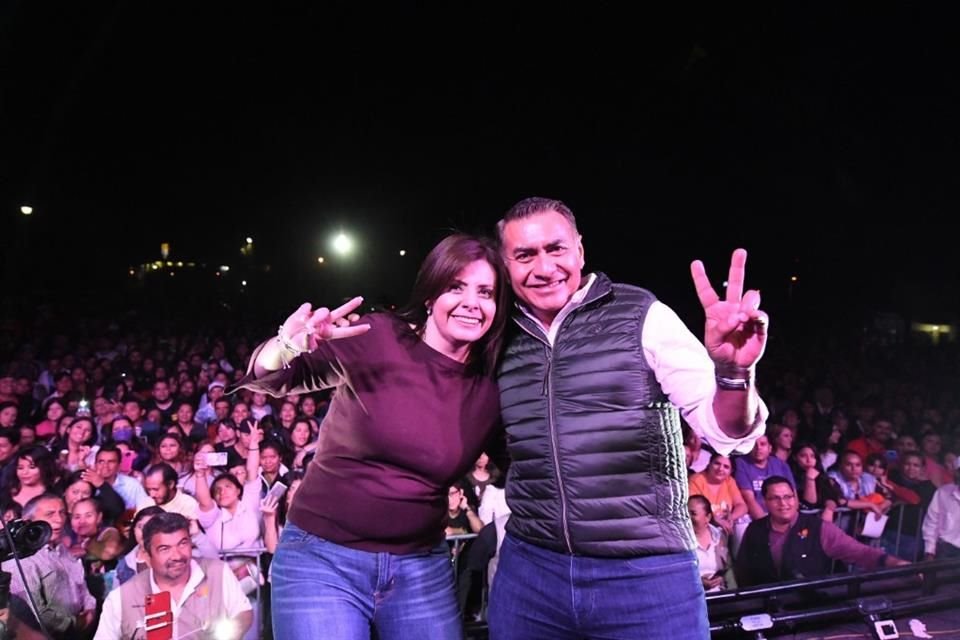 Salvador Zamora, Alcalde de Tlajomulco, y Adriana Medina, coordinadora de Construcción de Comunidad, durante el evento 'Tráiler Concert' en Chulavista.