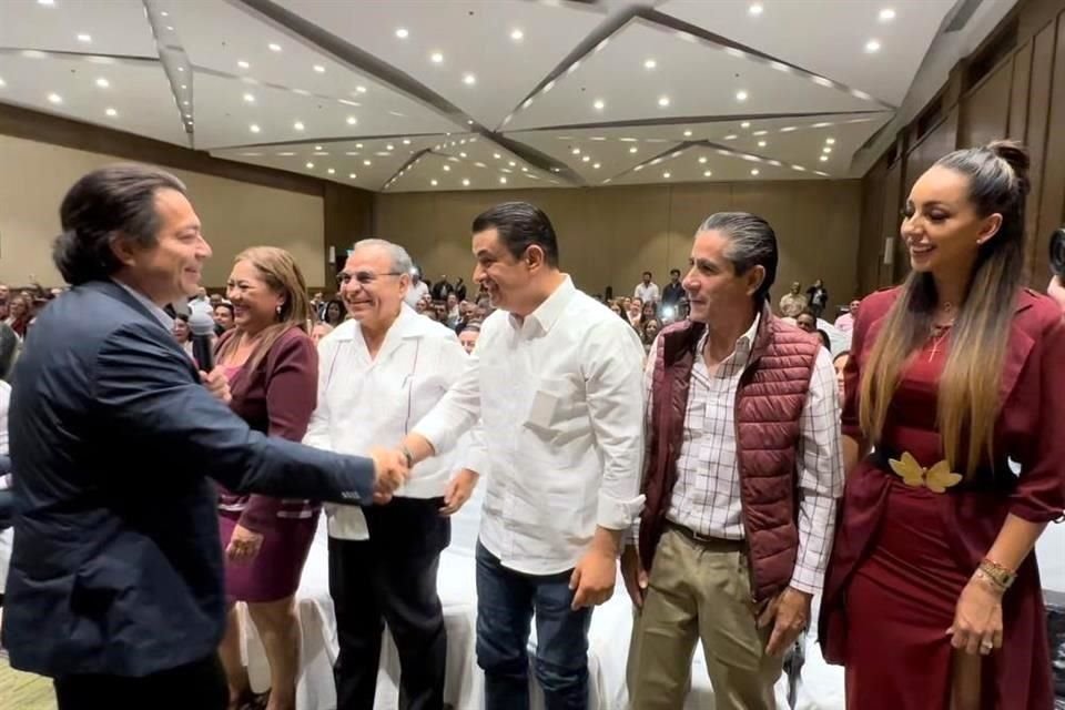 El dirigente nacional de Morena (izq), Mario Delgado, se reunió en Guadalajara con funcionarios estatales morenistas, entre ellos diputados locales de ese partido.