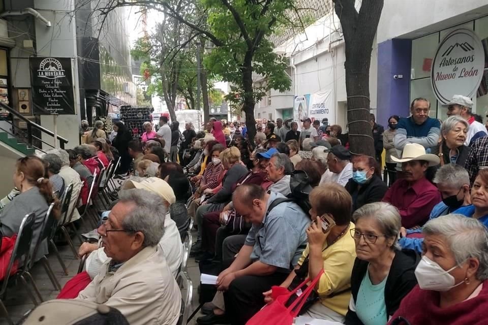 Algunos adultos mayores aseguraron que había llegado desde las cinco de la mañana a realizar la fila.