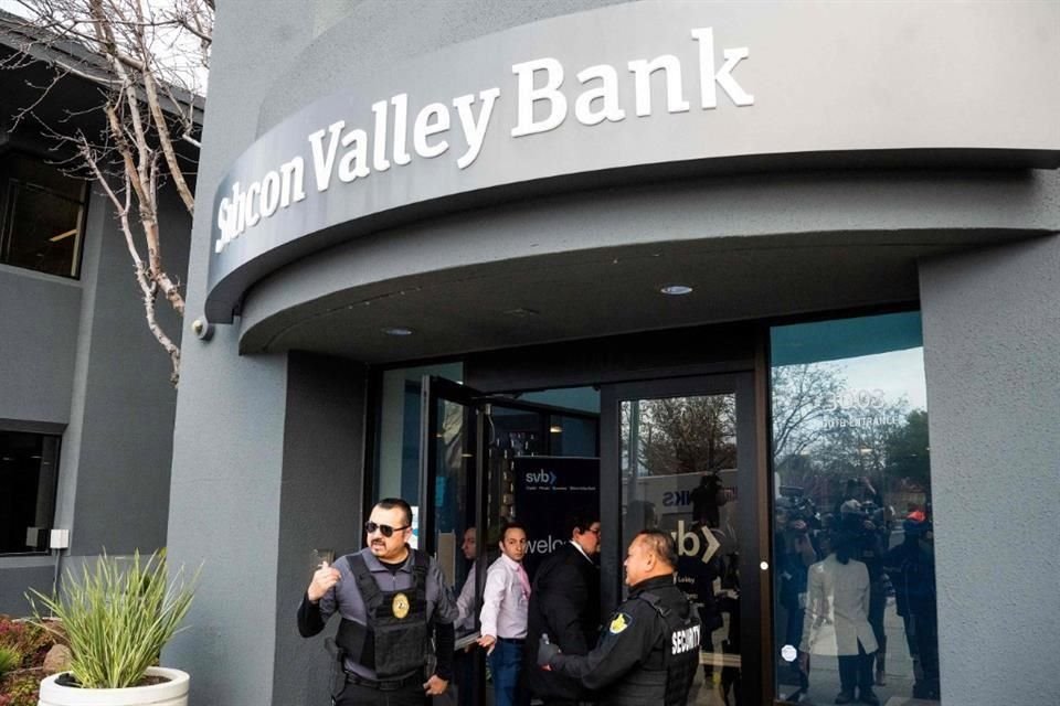 Autoridades federales y la SEC investigan la quiebra de SVB y también están examinando las ventas de acciones que los ejecutivos de SVB Financial hicieron días antes de la quiebra del banco.