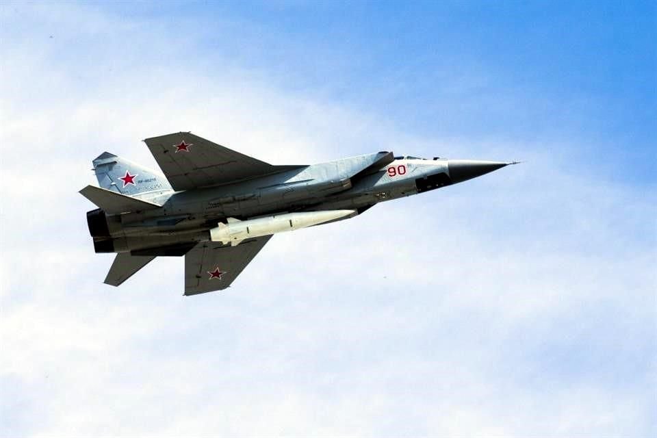 Un avión MiG-31K de la Fuerza Aérea Rusa lleva un misil aerobalístico hipersónico. (ilustrativa)