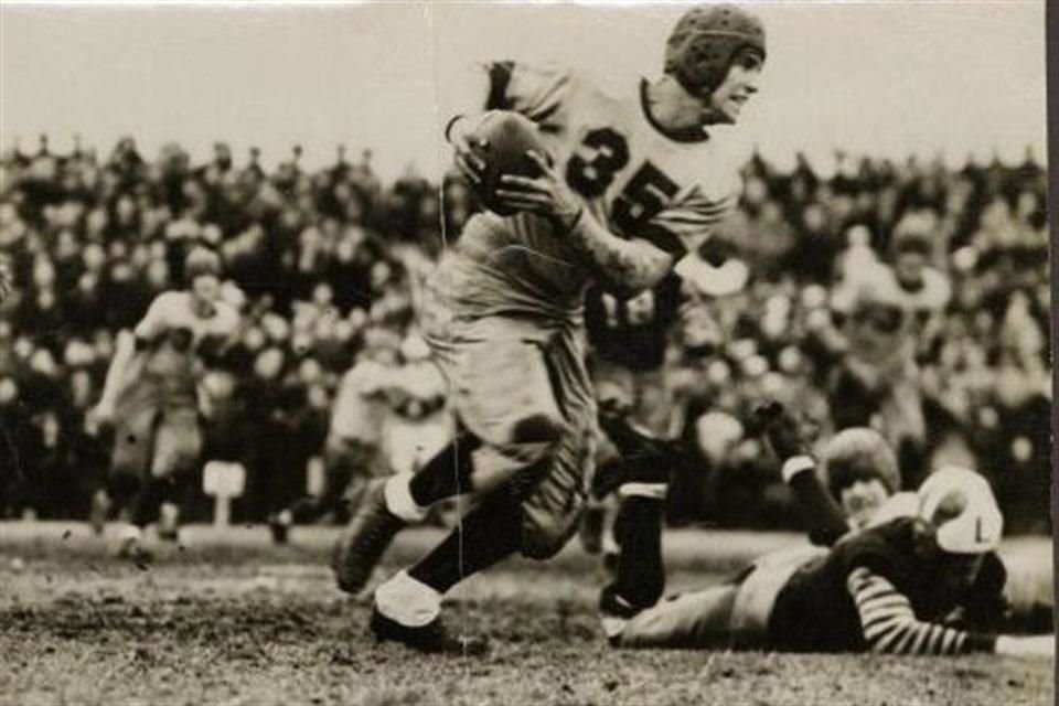 Jack Kerouac, fue una promesa del futbol americano, pero una lesión lo llevó a convertirse en un escritor.