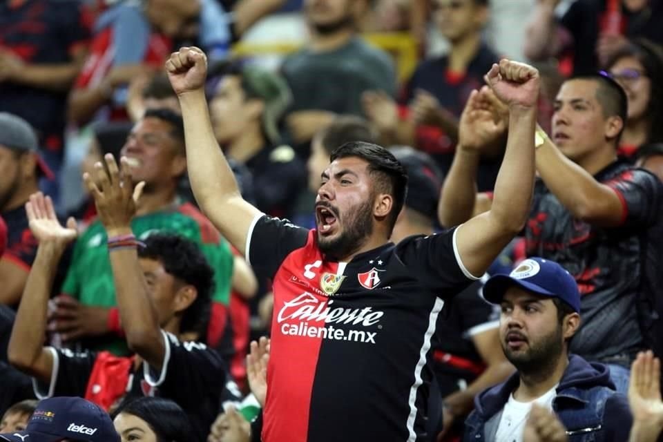 Siempre fieles... La afición no dejó de creer en la remontada.