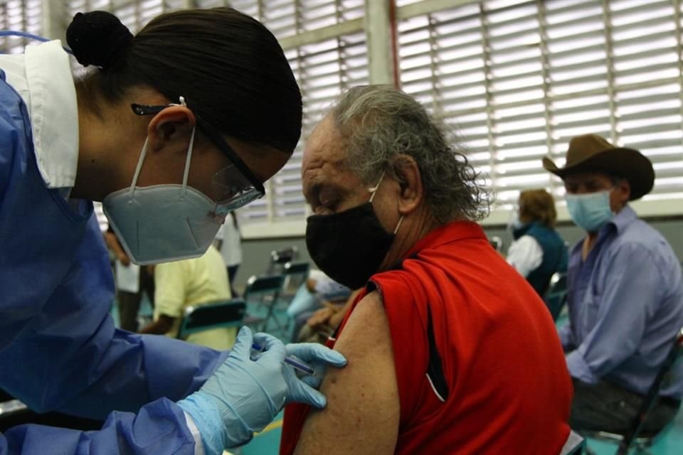 Especialistas urgen que hayan adapten las vacunas para que enfrenten las nuevas variantes.