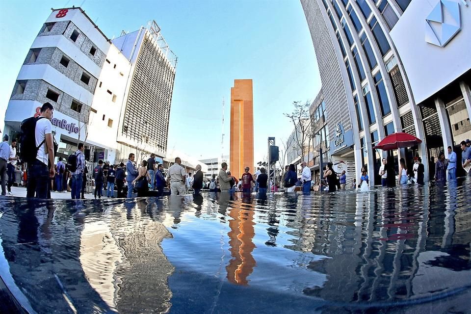 'El Palomar' es la escultura que abre paso a la Plaza Luis Barragán.