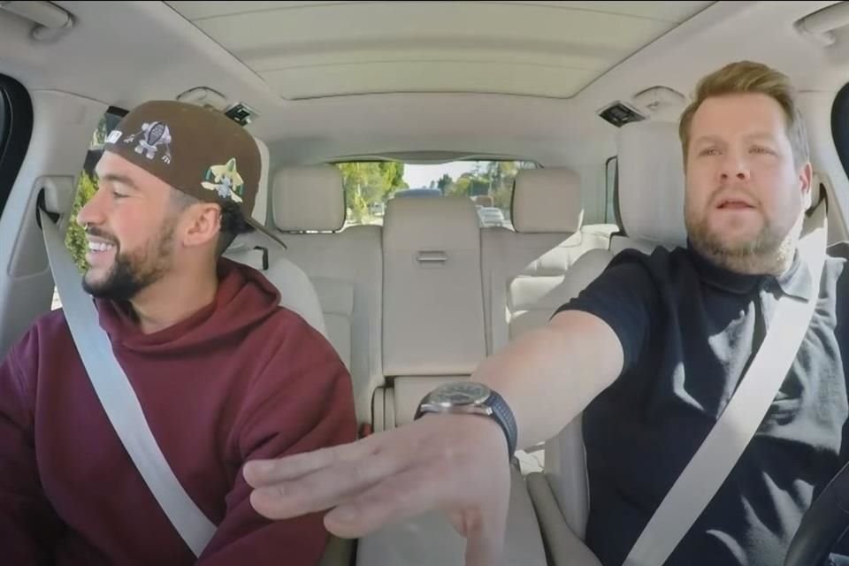 Bad Bunny mostró su faceta de fan junto a James Corden en Carpool Karaoke al interpretar a Ariana Grande.