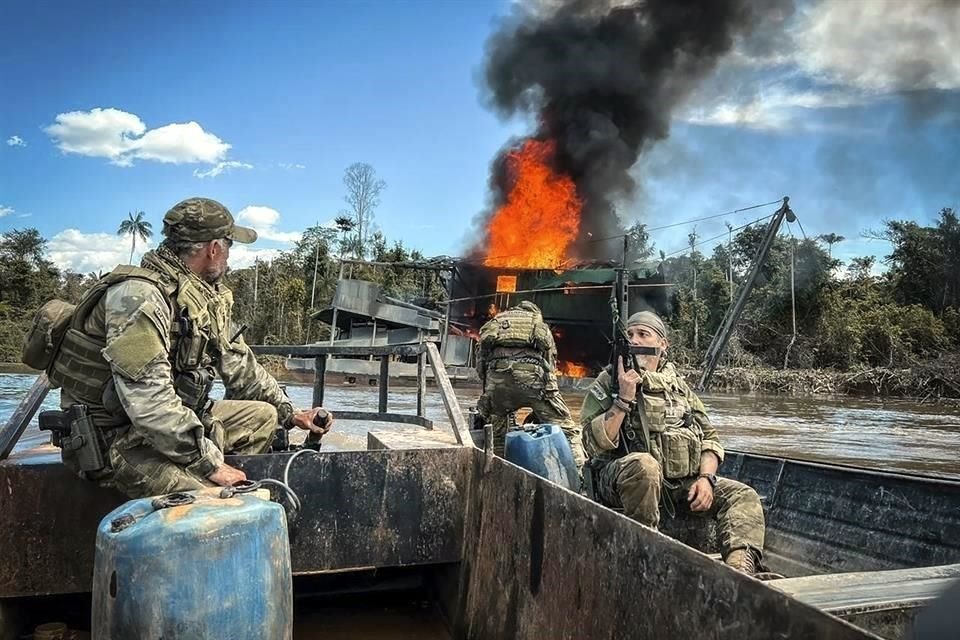 Agentes federales destruyen una barcaza minera ilegal dentro del territorio indígena de Yanomami, estado de Roraima.