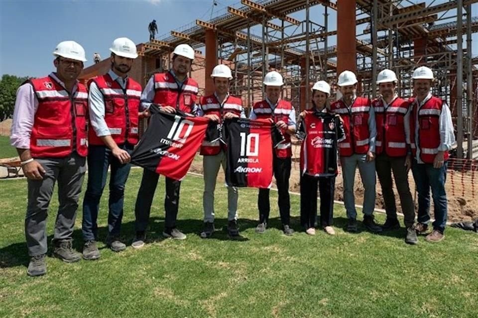 El propietario del Atlas, Alejandro Irarragorri, el presidente José Riestra y el director deportivo Álvaro de la Torre, recibieron la visita de Mikel Arriola en la Academia AGA.