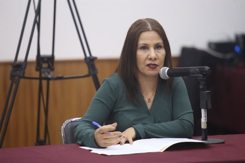 Claudia Verónica Gómez González, aspirante al cargo de contralor interno de la Secretaria Ejecutiva del Sistema Anticorrupción del Estado es entrevistada por los diputados.