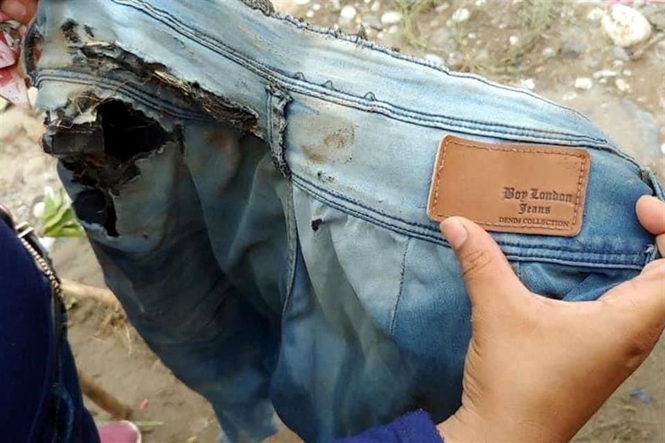Amistades de la familia de la mujer que andan apoyando en su búsqueda fueron quienes localizaron la prenda de vestir.