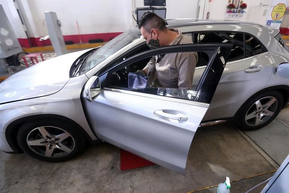 Que el programa de verificación vehicular lleve casi tres años suspendido en Jalisco, ha ocasionado que ciudadanos no afinen sus autos.