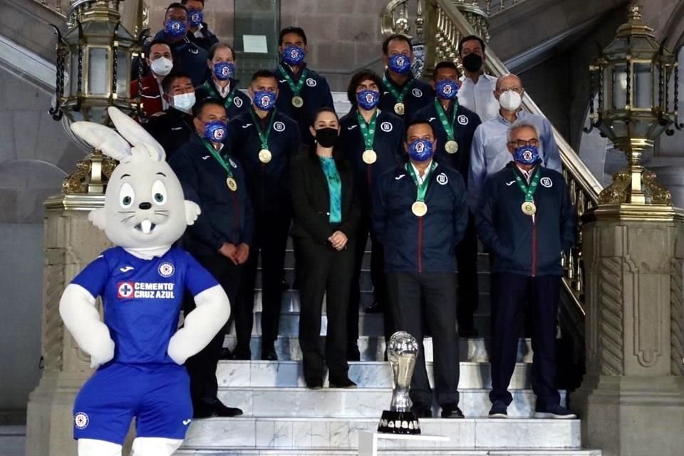 Los celestes posando con Claudia Sheinbaum y el trofeo de campeón.