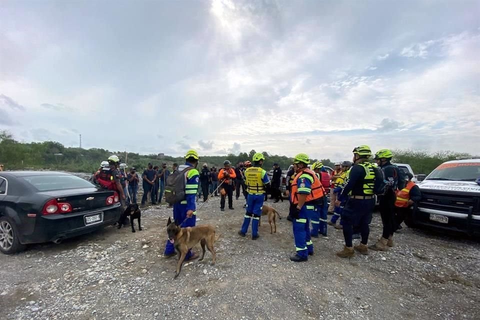 El cuerpo de rescate y auxilio conocido como Grupo Jaguares, sumó al contingente de rastreo 15 elementos en cuatro unidades.