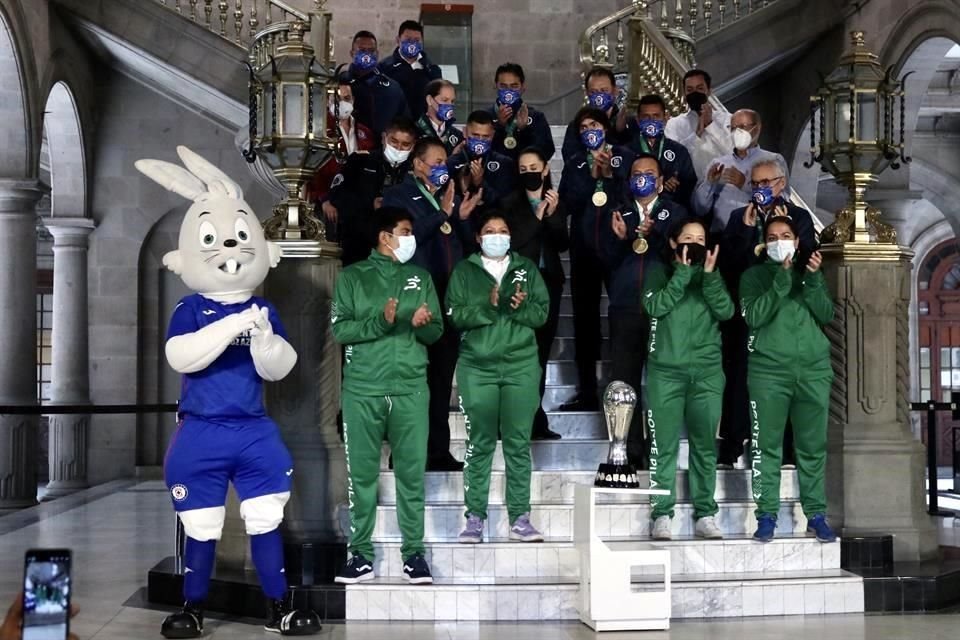 Algunos jugadores y direcivos de Cruz Azul estuvieron con Claudia Sheinbaum, Jefa de Gobierno de la CDMX.