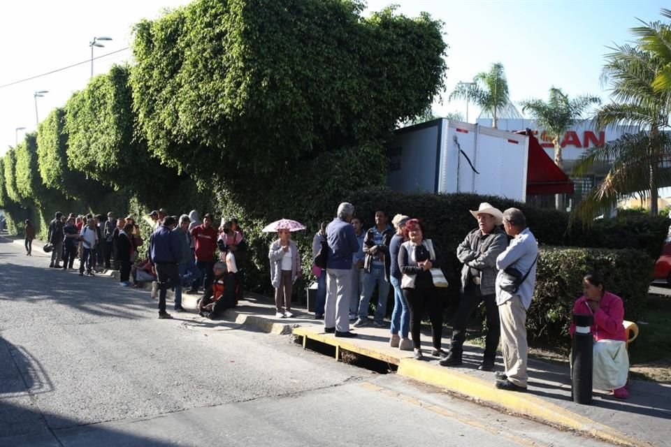 La sucursal de Av. Lopez Mateos se observaron al rededor de 100 personas; algunos de los adultos mayores llegaron desde las 5 de la mañana.