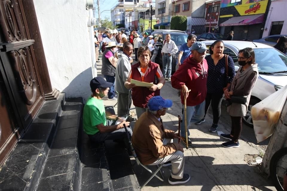 Fila en el Banco del Bienestar en Pedro Buzeta, donde hay formadas alrededor de 50 personas esperando ser atendidas.