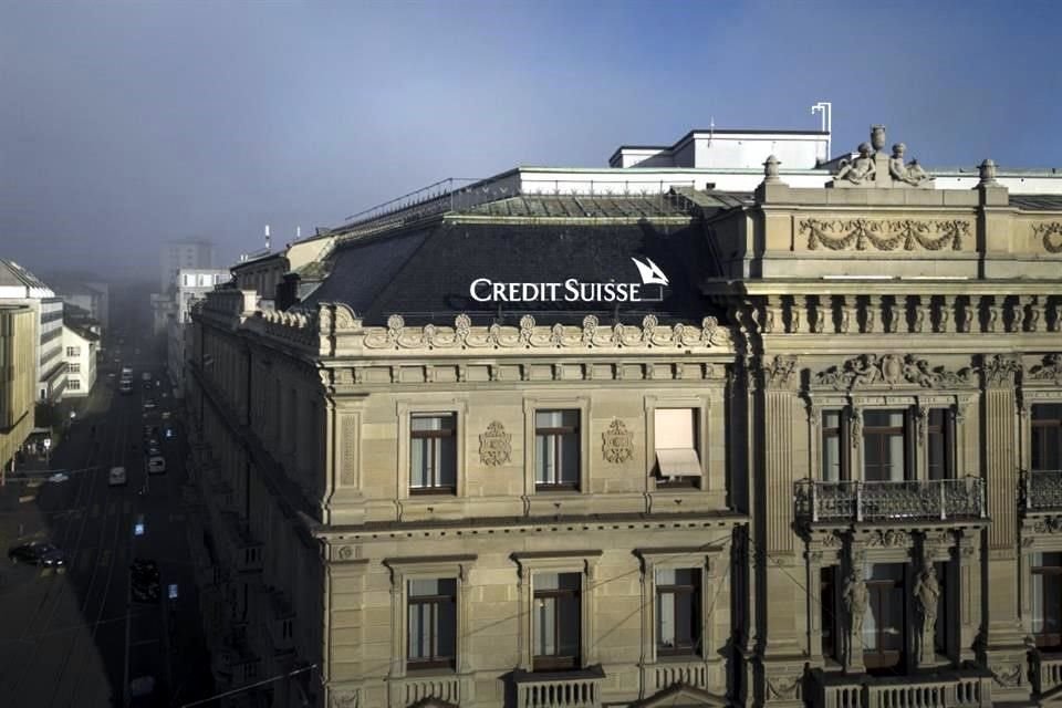 Credit Suisse también dijo que planea recomprar deuda por 3 mil millones de francos (3 mil 200 millones de dólares), en una apuesta del banco para contrarrestar el colapso de la confianza del mercado.