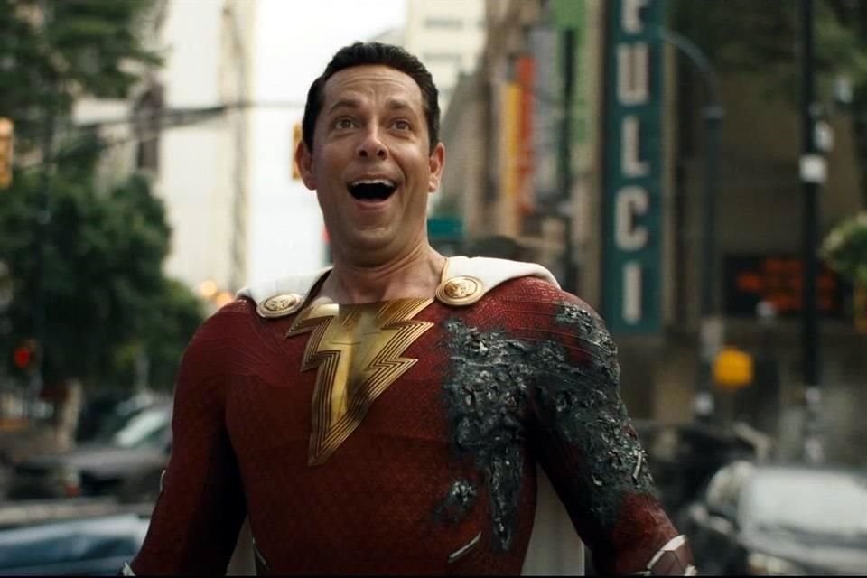 El regreso del superhéroe ¡Shazam! al cine se siente un poco forzado, aunque cumple en divertir al público. Lee la crítica de Pepe Ruiloba.