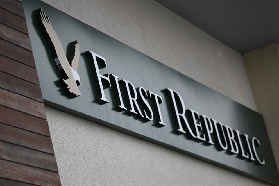 First Republic Bank cae más de 20 por ciento en Wall Street.