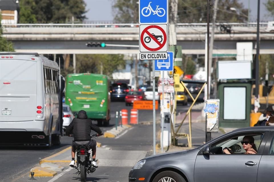 A pesar de los señalamientos, motociclistas hacen uso de la ciclovía.