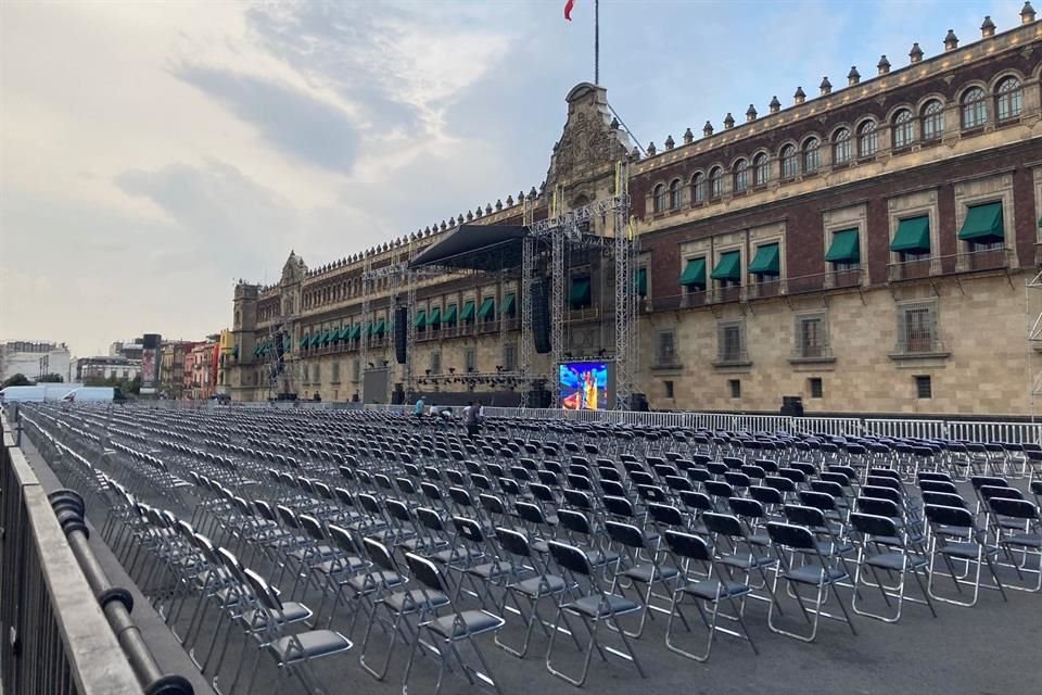 Aunque ni técnicos de pantallas en Zócalo ni vendedores supieron qué se celebrará mañana, ya se afinaban detalles para megamitin de AMLO.