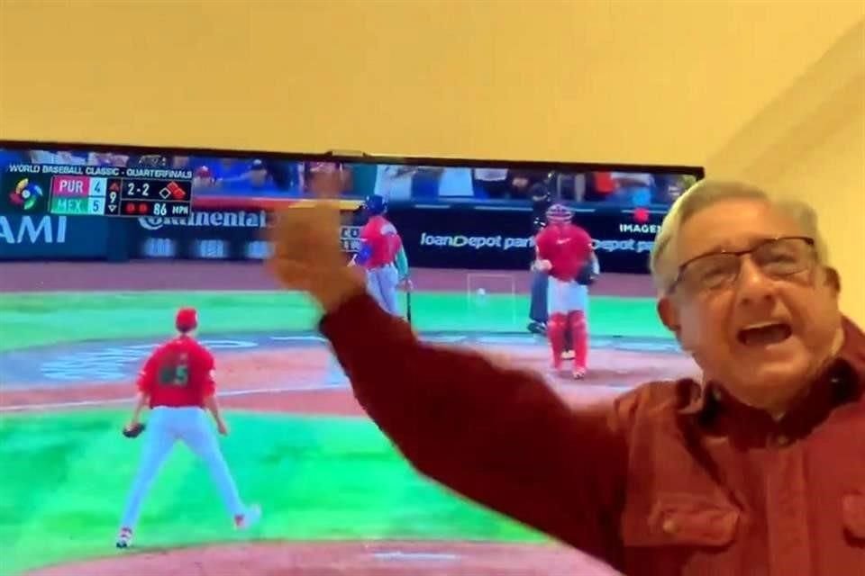 El Presidente Andrés Manuel López Obrador cantó a todo pulmón el pase de México a las semifinales del Clásico  Mundial de Beisbol.