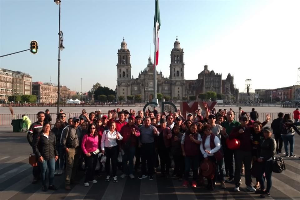 Asistentes de Xalapa también se acercaron para reservar un lugar frente al templete donde estará AMLO.