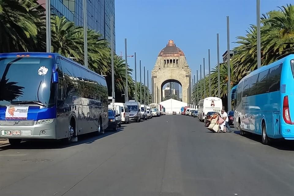 Algunos autobuses con simpatizantes morenistas se estacionaron cerca del Monumento a la Revolución.