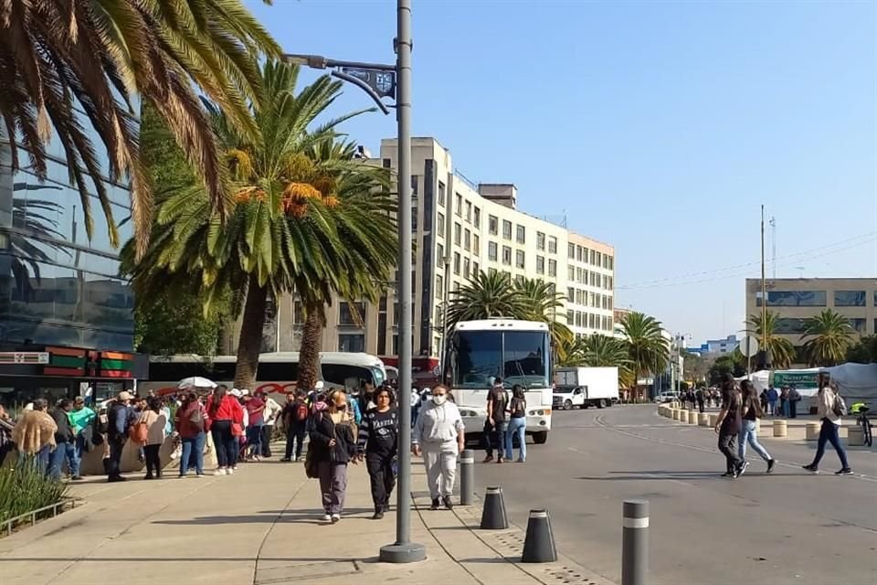 Ciudadanos de diversos estados del País van hacia el Zócalo, donde será el evento de conmemoración por la Expropiación Petrolera.