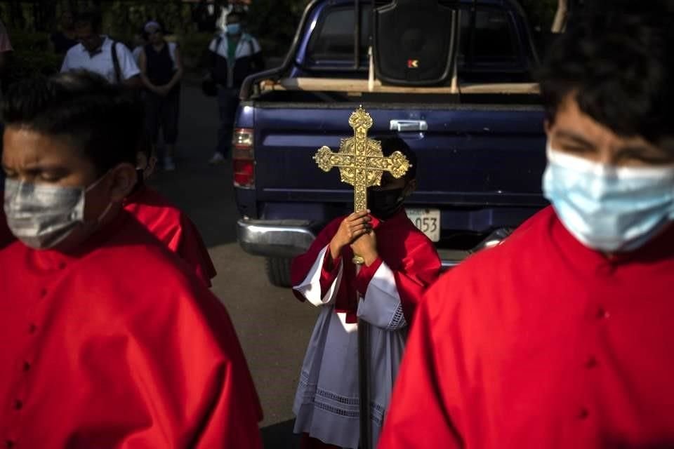 Varios fieles católicos participan en una representación del Vía Crucis durante la Cuaresma en la Catedral Metropolitana de Managua, Nicaragua.