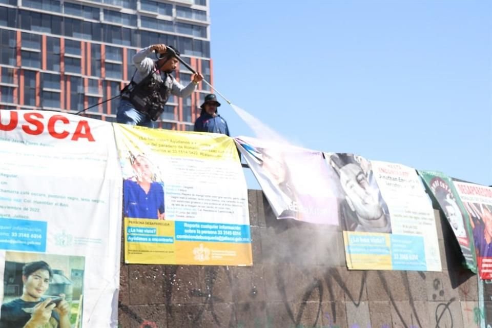 La limpieza general, con barrido e hidrolavado, también fue parte del mantenimiento que se le dio a la Glorieta de las y los desaparecidos.