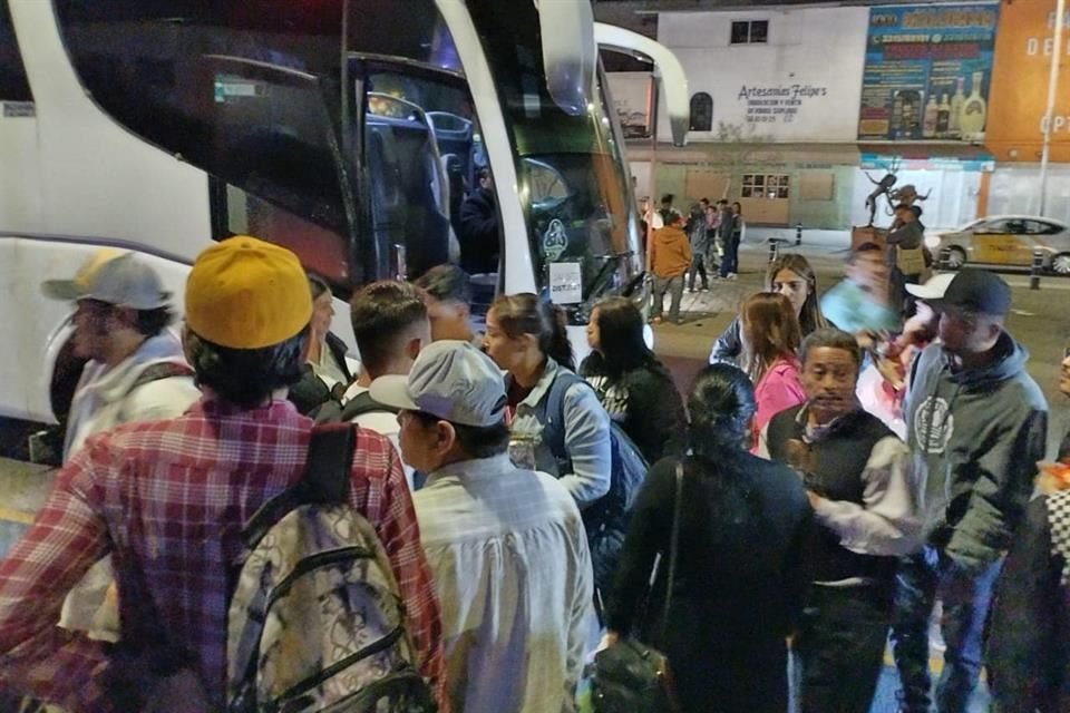 Uno de los primeros grupos en partir fue el de Tuxpan, municipio de la Región Sur de Jalisco. Salieron alrededor de las 22:00 horas de la plaza principal.