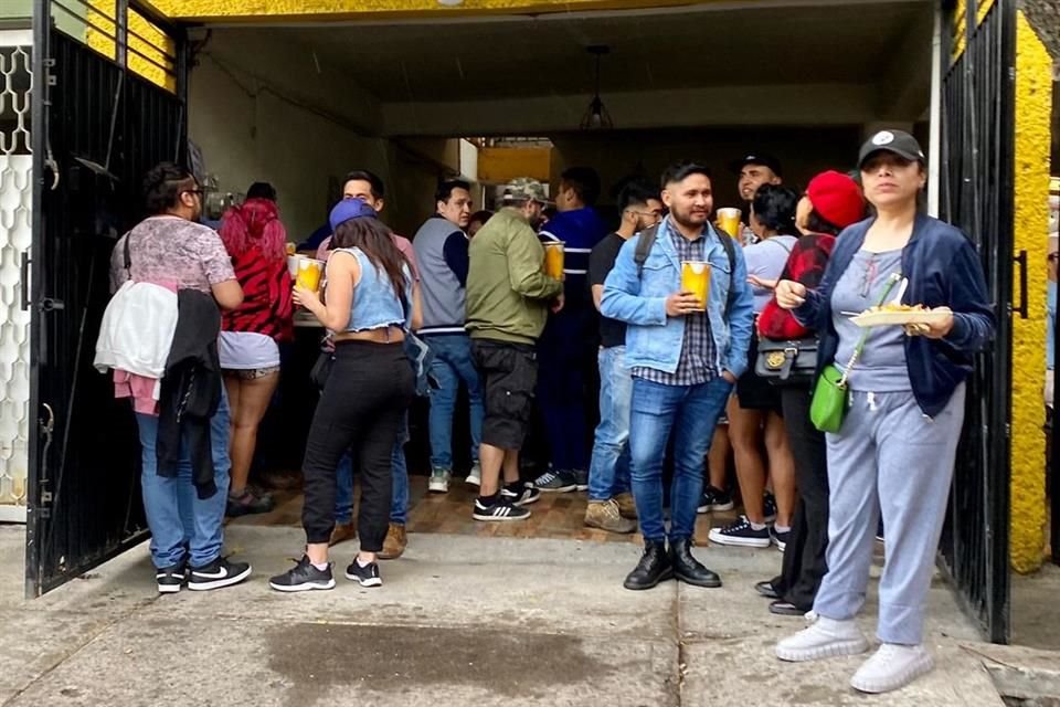 Empieza el precopeo en la colonia Ignacio Zaragoza, previo a la entrada al Foro Sol.