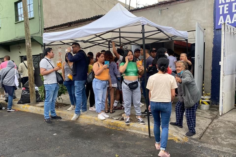 Los asistentes al Vive Latino disfrutan de unas 'frías', antes del festival.