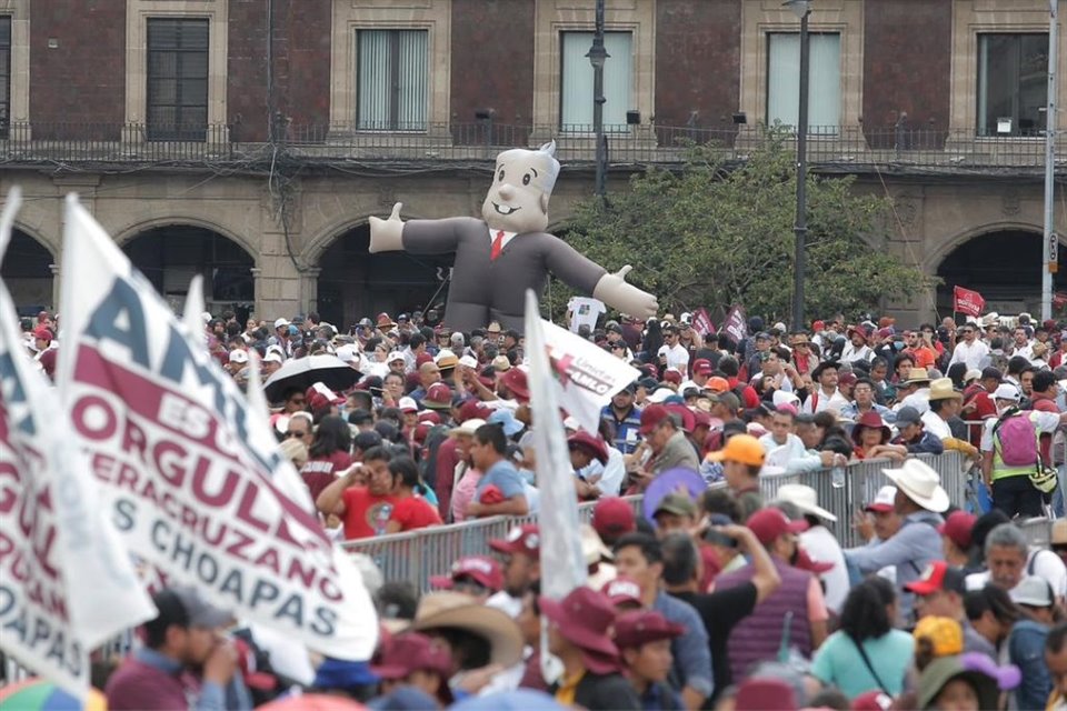 Morena le llenó el Zócalo a AMLO con acarreo de simpatizantes desde distintos estados; algunos contingentes llegaron más de 12 horas antes.