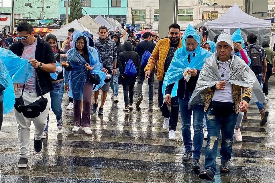 La lluvia se hace presente, pero ese no es un impedimento para los asistentes.