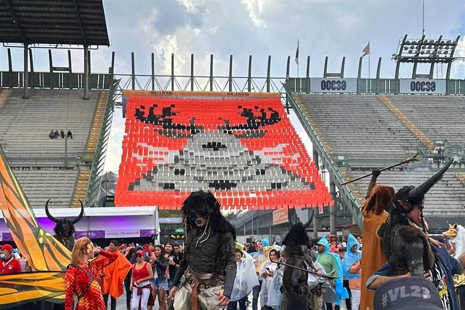 Algunos asistentes llegaron con disfraces espectaculares al recinto del Foro Sol.