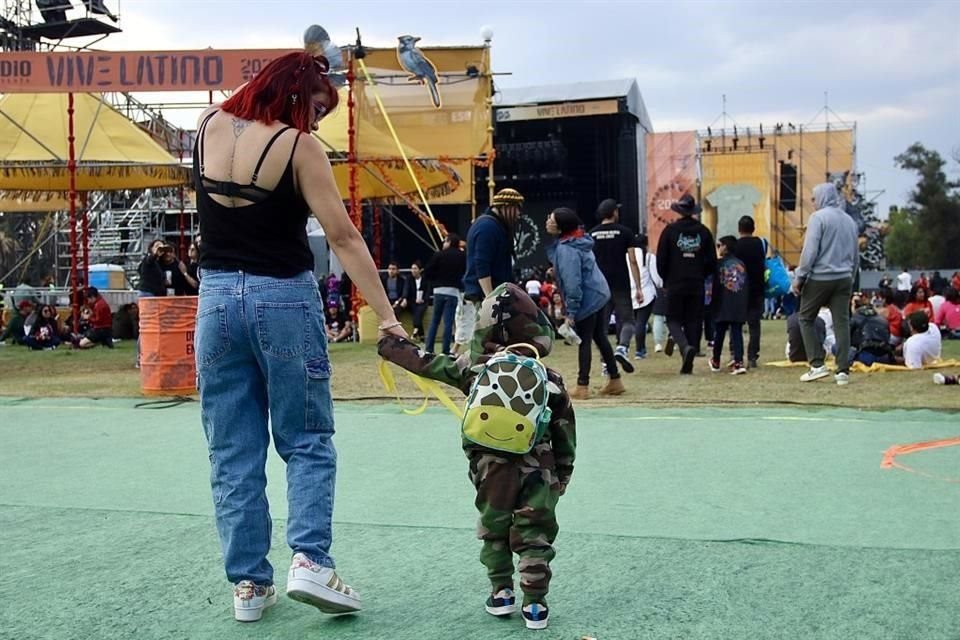 Nuevas generaciones también se hicieron presentes con sus padres para ser parte de la jornada musical.