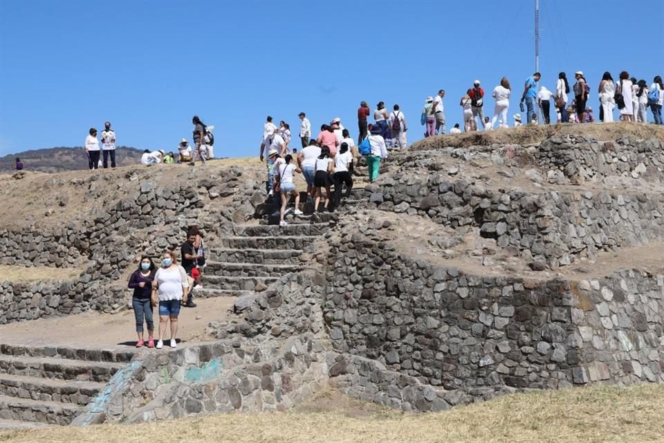 La gente suele ir a las zonas arqueológicas a recibir la primavera para recargar energías.