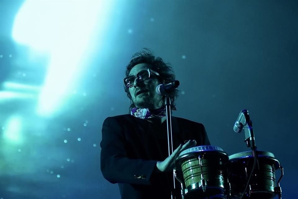 El vocalista de Zoé, León Larregui, deleitó a sus fans con 'Brilas', 'Como Tú', entre otros, en su presentación en el Vive Latino.