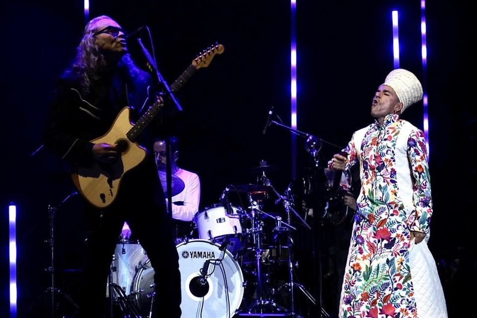 Café Tacvba, una de las bandas más esperadas del Vive Latino, recorrió y deleitó con sus éxitos; Austin TV tuvo un regreso triunfal.