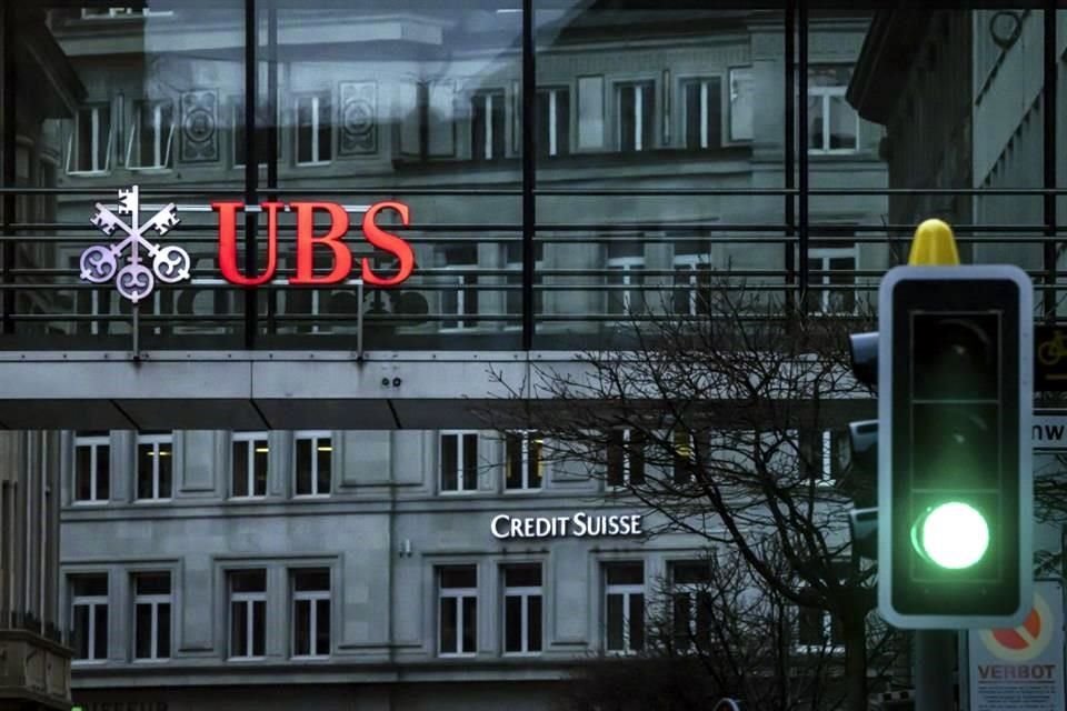 Según los términos de la operación, los accionistas de Credit Suisse recibirán una acción de UBS por cada 22,48 acciones de Credit Suisse, por un importe total de 3 mil millones de francos suizos.