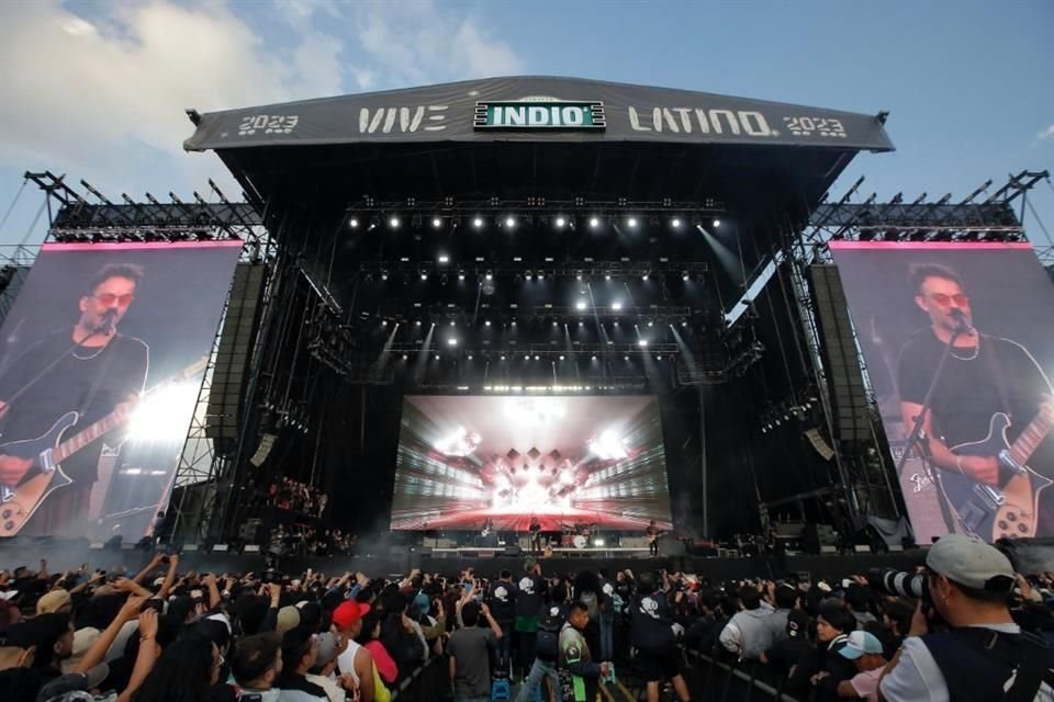 Los Pericos pusieron a bailar reggae y ska al público del Vive Latino en su segunda jornada, mientras que Los Bunkers (en foto) reaparecieron en escena.