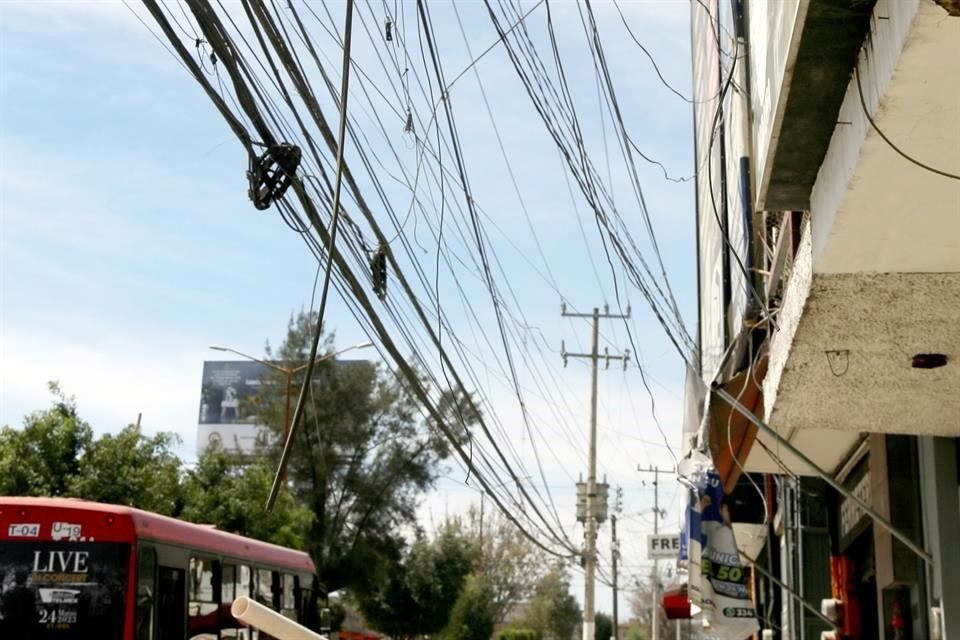 La Avenida Río Nilo es una de las vías de Tonalá donde se ven cables sueltos en el tendido aéreo.