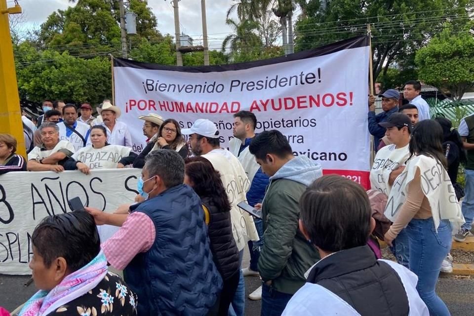 Chiapanecos se manifiestan afuera de la VII Región Militar de Tuxtla Gutiérrez, Chiapas, donde se realiza la conferencia mañanera de AMLO.