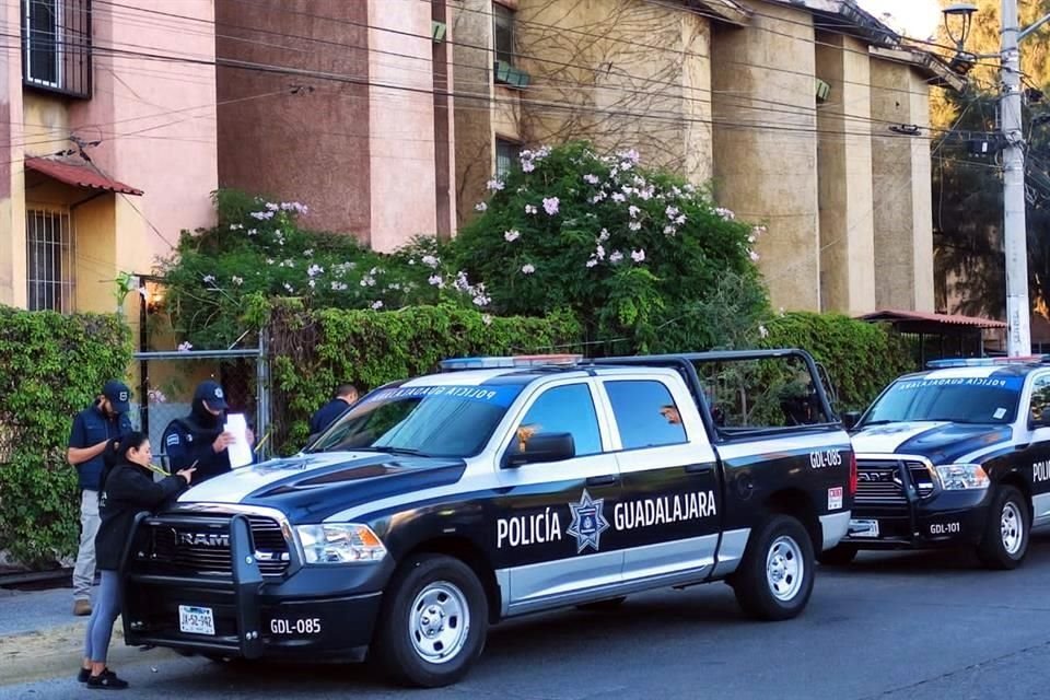 Un joven fue asesinado en un departamento de la Colonia Jardines Alcalde, que vecinos identificaron como punto de venta de droga.