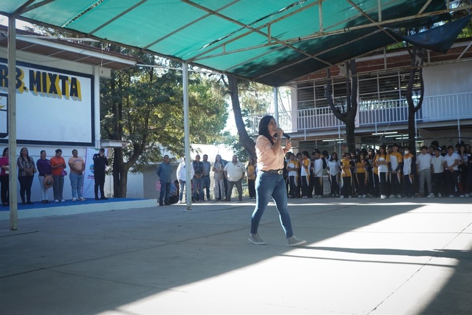 Citlalli Amaya, Alcaldesa de Tlaquepaque, en la Secundaria Mixta 17, en Las Juntas.