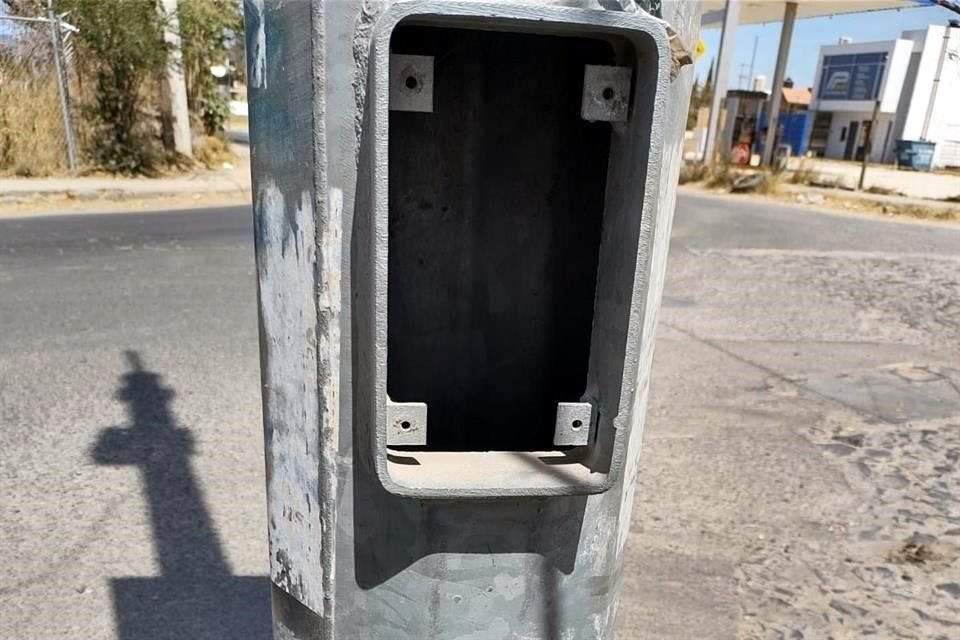 En Prolongación Gigantes y Pinar de las Palomas, en Tonalá, hay un poste sin botón ni cámaras.
