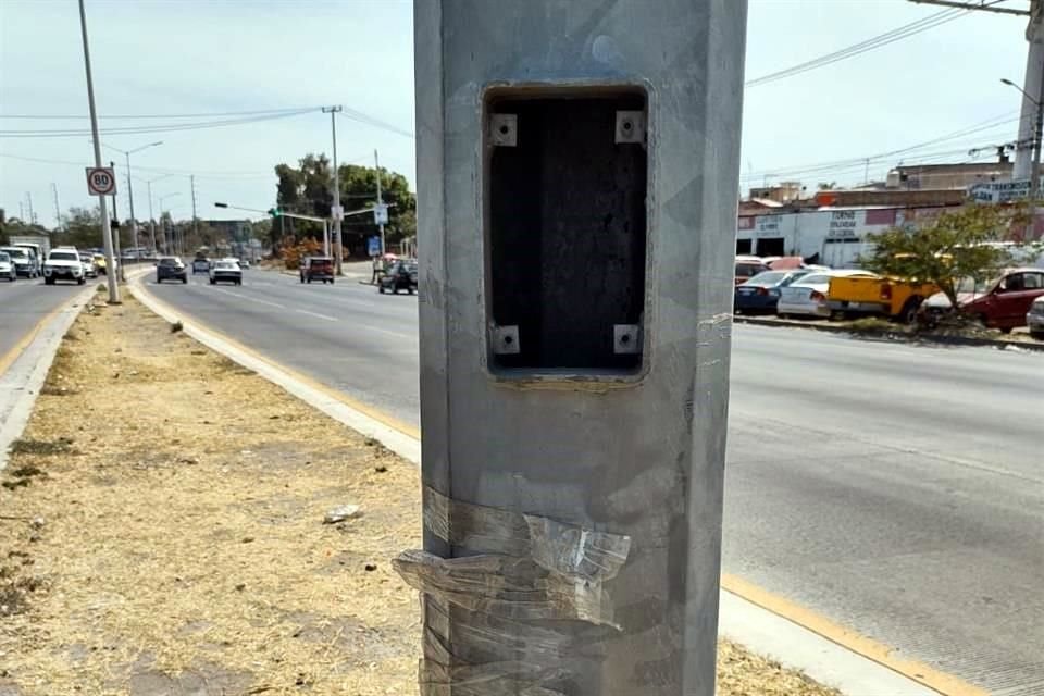 En Periférico, a la altura de la Colonia Jalisco, en Tonalá, hay un poste sin botón.